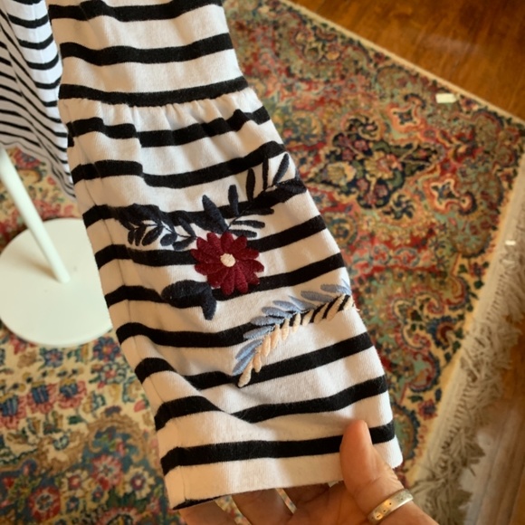 J‎ crew cotton bell sleeve embroidered top. Worn about 4x - Picture 2 of 4